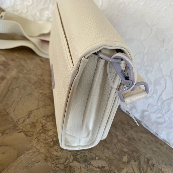 NWT Betsy Johnson white/multicolored acrylic Floral Embossed small crossbody - Picture 4 of 9